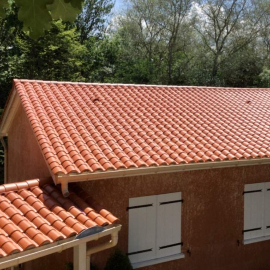 Nouvelle toiture neuve sur un toit à Écully