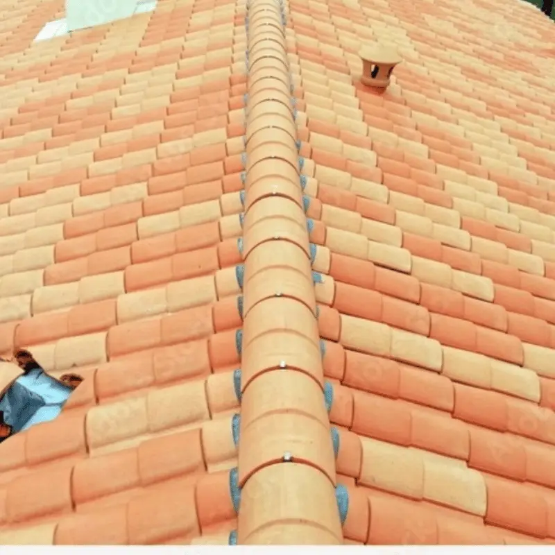 Artisan couvreur à Saint-Romain-de-Popey installant une toiture